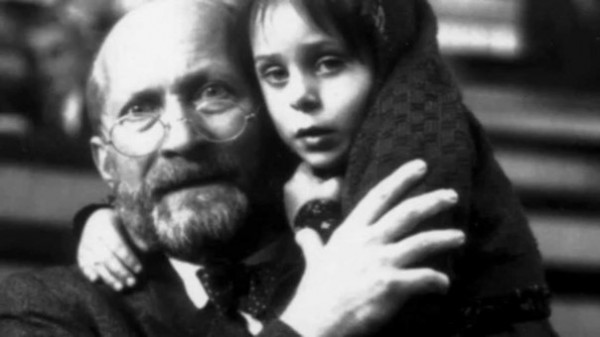 Выдающийся польский педагог, писатель и общественный деятель любил детей, жил ради них и во время войны погиб в газовой камере вместе