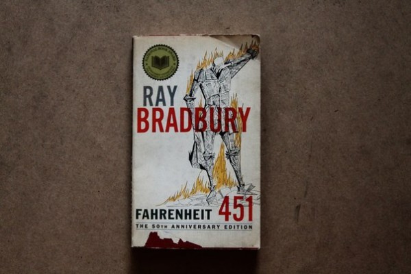 Автор Рэй Брэдбери Название 451 градус по Фаренгейту 451 по Фаренгейту - роман, принесший писателю мировую известность.