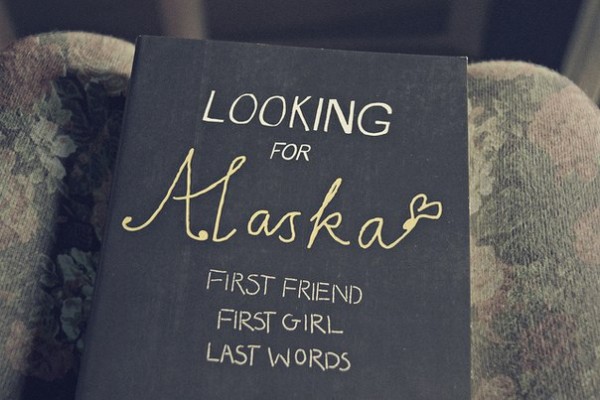 Автор Джон Грин Название В поисках Аляски Никому, кроме собственных родителей, не интересный тощий Толстячок Майлз Холтер в романтическом