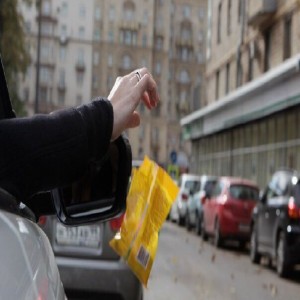 Бросил машину на проезжей части и пошёл покупать себе гамбургер.