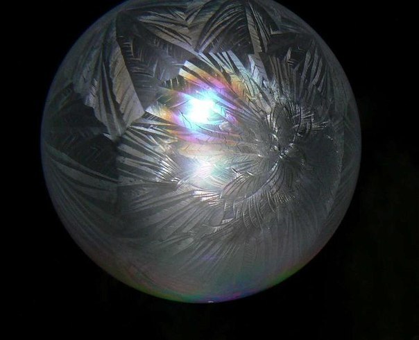 Мало кто знает, что мыльные пузыри замерзают при температуре -7 'С. Для того, что бы превратить мыльный пузырь в ледяной шарик надо просто поместить на его поверхность снежинку. От нее пойдет кристаллизация и мыльны шарик буквально на ваших глазах пре